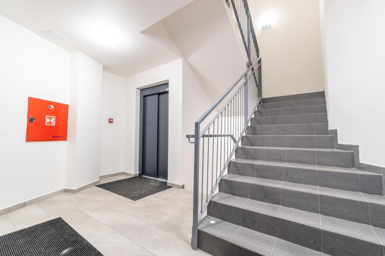 Brand New Studio Apartment #51 With Free Secure Parking In The Center Prag Dış mekan fotoğraf